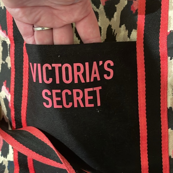 Victoria’s Secret Cheetah Weekender - Picture 5 of 7